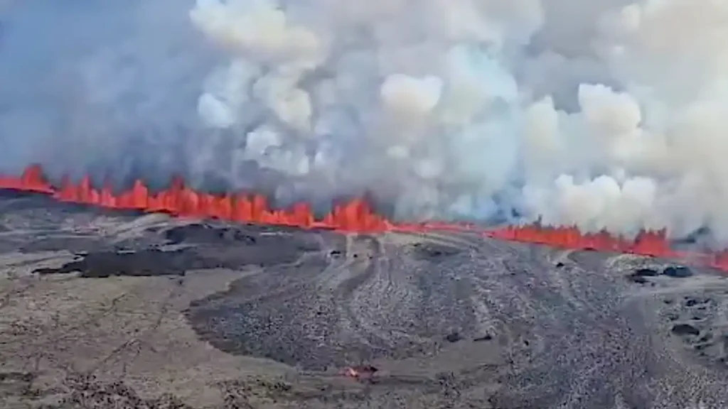 Icelandic Volcano Eruption Unleashes Lava and Smoke in Reykjanes Peninsula