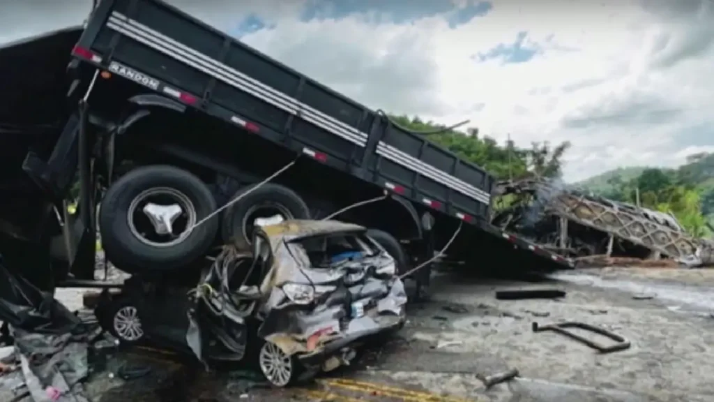 bus crash Brazil, Minas Gerais bus fire, truck collision, Teofilo Otoni accident, BR-116 highway crash, deadly collision Brazil, fire accident Brazil, survivors Brazil bus crash